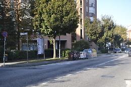 A Nichelino, una signora ha sorpreso un uomo urinare davanti ai bidoni della spazzatura