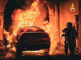 Una BMW prende fuoco nella notte: è giallo a Ciriè