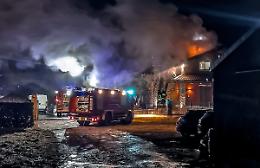 Brucia la villetta, arrivano i vigili del fuoco per "salvarla"