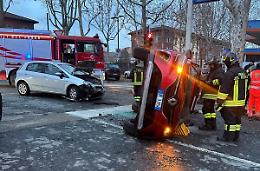 Schianto fra tre auto all'incrocio, in ospedale papà e figlio di 7 anni
