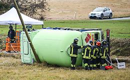 Si ribalta una cisterna piena di Gpl, evacuata una casa