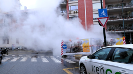 Cit Turin, guasto al teleriscaldamento provoca una nuvola di vapore: automobilista "accecato" finisce contro le transenne