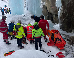 Scala una cascata di ghiaccio e precipita: paura all'Ice Park di Ceresole Reale