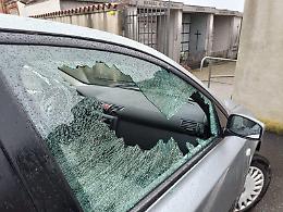 Canavese, va al cimitero e gli sfondano il finestrino dell'auto