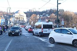 Perdita d'olio sul ponte della Gran Madre, traffico bloccato e due motociclisti in ospedale