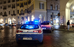 Paura in strada, tirano fuori il coltello e gli strappano il cellulare