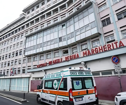 Bimbo di 3 anni cade in piscina e rischia di annegare: ricoverato in codice rosso