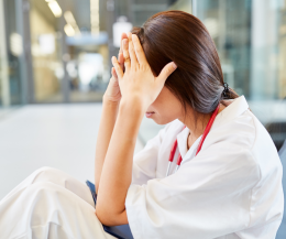 Gli eroi dimenticati: ecco perché i nostri infermieri scappano (anche) all'estero