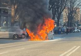 Brucia un'auto davanti alla scuola, bambini costretti a uscire dal retro