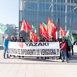 Dipendenti Yazaki in protesta sotto il grattacielo della Regione Piemonte 
