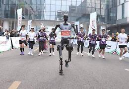 La prima maratona uomo-robot: una sfida senza precedenti a Pechino
