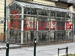 Dehors devastato e offese ai poliziotti: ecco la vergogna dell'ennesimo corteo