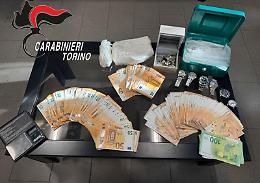 Cocaina, Rolex falsi e migliaia di euro in contanti: scoperto laboratorio clandestino a Nichelino