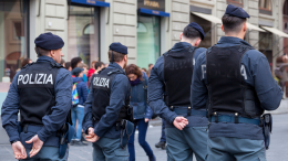 La Polizia di San Donato dona l'abbigliamento sequestrato al Sermig di Torino