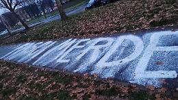 Sfregiata la memoria delle foibe a Torino: insulti con la vernice davanti alla targa