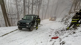 Sulla strada innevata con le gomme estive e senza catene: salvato dai vigili del fuoco
