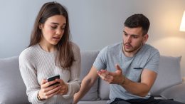 Spiare le chat del partner su WhatsApp è punibile dalla legge: ecco perché