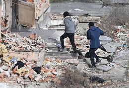 Ancora tre anni per demolire l'ex Gondrand e intanto i soliti disperati continuano ad "abitarla"