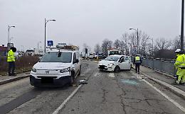 Auto fra i binari e schianto in strada, traffico bloccato in provincia di Torino