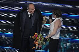 "Sono un orsetto". Ma perché tutti vogliono abbracciare Gerry Scotti?