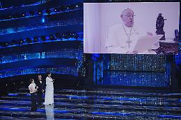 Il Papa a sorpresa a Sanremo con il suo messaggio di pace: “La musica può aprire il cuore”
