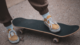 Spaccata notturna a Torino: colpo al negozio di skateboard in via Carlo Alberto