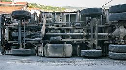 Panico in strada: un camion cisterna di azoto si ribalta sulla provinciale