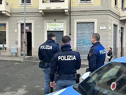 «C’è un uomo barricato in casa con la pistola»: paura in un palazzo di Torino 