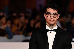 Tony Effe: tra inchiostro e musica, il racconto della sua vita sui suoi tatuaggi
