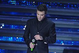 A Sanremo esplode il caso Fedez, lui non parla e vola in classifica