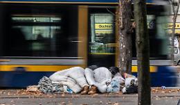 Cresce il numero dei clochard: monumenti, alberi e falò per rifugiarsi e ripararsi dal freddo