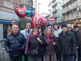 Cuori rossi nelle aiuole per San Valentino : «Un messaggio d’amore per il quartiere»