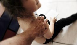 Abusa per anni della figlia della sua compagna: arrestato