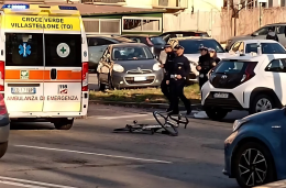 Incidente stradale, paura per un ciclista dopo lo scontro con un'auto