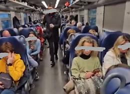 In piedi, con i bambini in braccio: la vergogna del treno da Genova a Torino