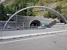 Monte Bianco, scatta la chiusura: altri tre mesi di caos per il traffico pesante