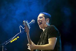 Insulti a Giorgia Meloni, via libera al processo per Brian Molko dei Placebo