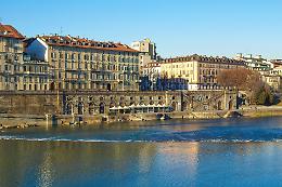 Auto scivola verso il Po ai Murazzi di Torino