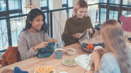 Gli hobby della Gen Z sono sempre più "da anziani"