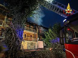 Incendio a Coassolo Torinese: una casa distrutta, un ustionato e indagini in corso sulle cause del rogo
