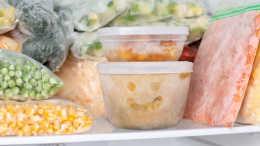Congelare e scongelare gli alimenti: ecco il metodo corretto per eliminare la presenza dei batteri