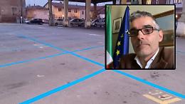 Un corteo in piazza contro i parcheggi a pagamento. Il sindaco si difende: «Scelta giusta»