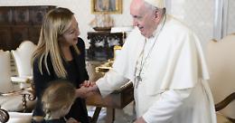 Meloni al Gemelli da Papa Francesco: “Vigile e reattivo, abbiamo scherzato”