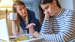 Litigi con i figli adolescenti: secondo i social la soluzione sarebbe non fare nulla, ecco il perché