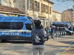 Blitz all'alba all'ex Buon Pastore: i mezzi blindati della polizia al centro sociale 