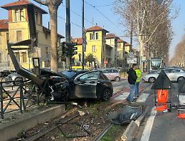 Incidente stradale, la Mercedes abbatte semaforo e pensilina. Deviati tram e auto