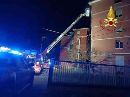 Un materasso è stato dato alle fiamme in un condominio abbandonato ad Asti: intervenuti i Vigili del Fuoco