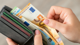 Tenta di pagare con 50 euro falsi al mercato, il barista se ne accorge e blocca tutto
