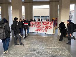 Proteste al Politecnico di Torino: studenti occupano l'entrata per bloccare l'arrivo del vicepremier Tajani 