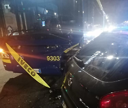 Autista del pullman finisce all'ospedale dopo lo scontro con una Fiat Bravo